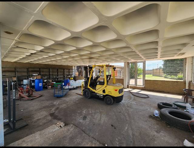 330M² WAREHOUSE TO LET IN ROODEKOP